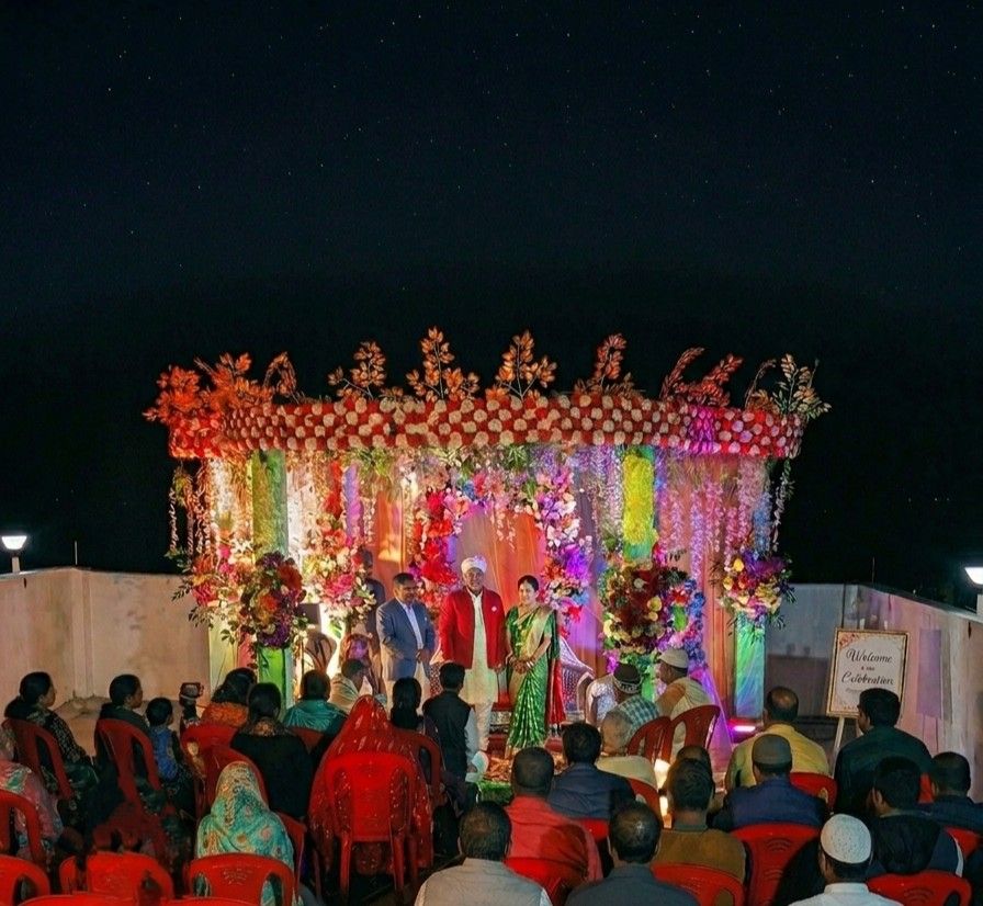 Banquet table arrangement